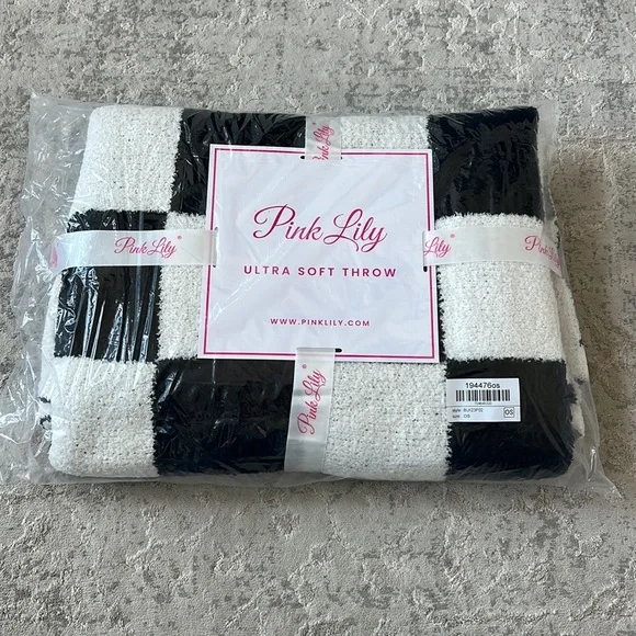 Pink Lily Black White Checkered Ultra Soft Throw Blanket NWT - Picture 7 of 9